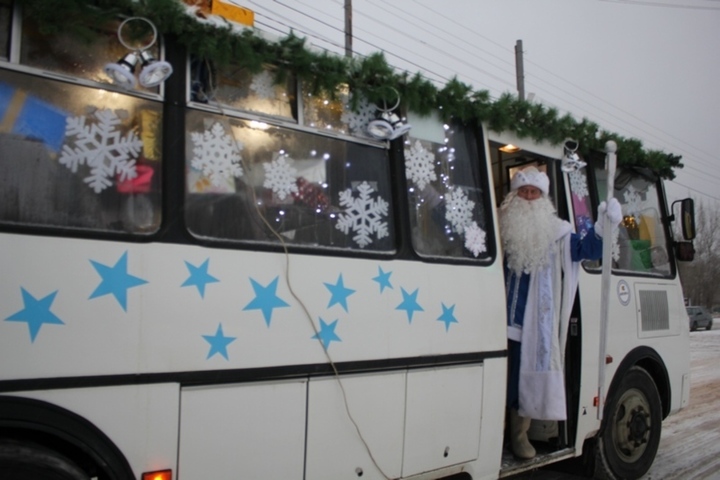 Ледовые представления, конкурсы, встреча с Дедом Морозом в онлайн-резиденции: чиновники Энгельсского района опубликовали план новогодних праздничных мероприятий