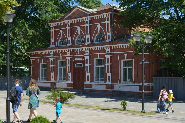 Эксперт рекомендовала признать старинное здание поликлиники в Вольске, куда Вячеслава Володина в детстве водила мама, памятником регионального значения