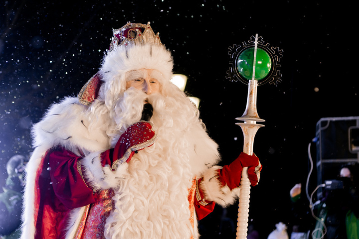Новый год. Дед Мороз из Великого Устюга подарил специальную коляску саратовской девочке, которая не может сама ходить