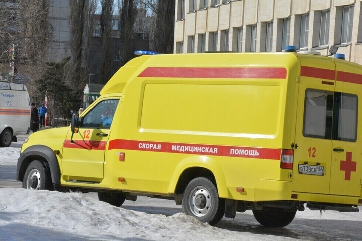 В Саратовской области двое малолетних детей скончались от отравления неизвестным веществом, 7-летний мальчик и 23-летняя девушка — в реанимации