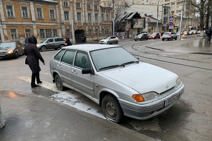 В Мирном переулке заметили машину со спущенными колесами, которая мешает пешеходам переходить дорогу