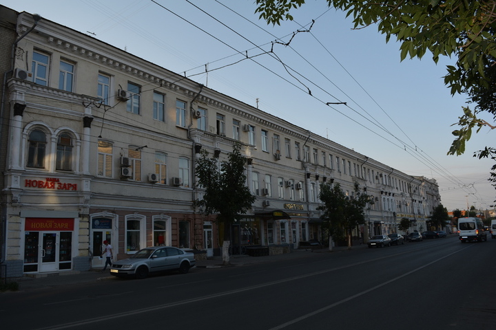 Реставрация фасада огромного административного здания-памятника на улице Чапаева может растянуться на четыре года
