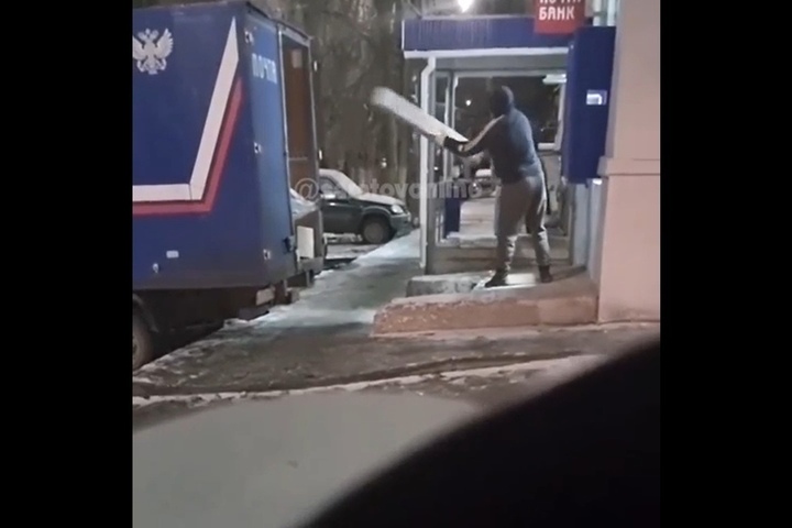 «Новогодним подаркам (конец)»: в областном центре сняли на видео процесс загрузки посылок «Почтой России»
