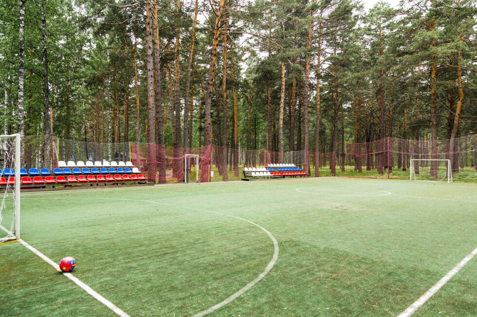 Акционерное общество не построило поле для мини-футбола в срок: должностному лицу вынесли предупреждение