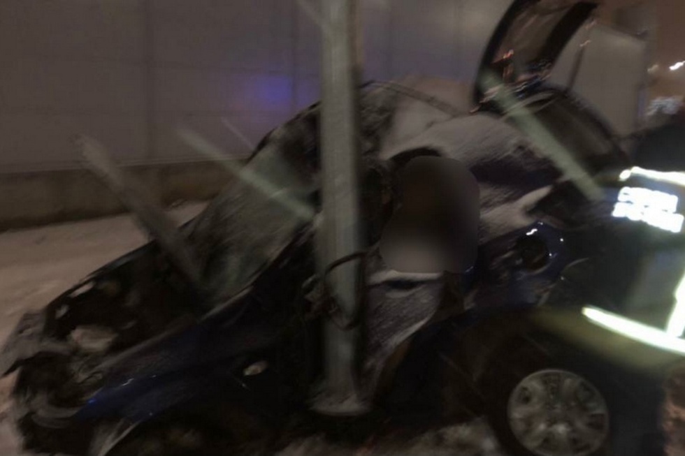 Ночью на выезде из города водитель Hyundai протаранил столб и скончался на месте