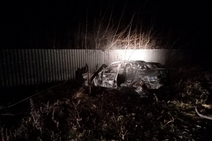 Пассажирка Opel погибла в ночном ДТП на трассе, десятка загорелась после столкновения со столбом