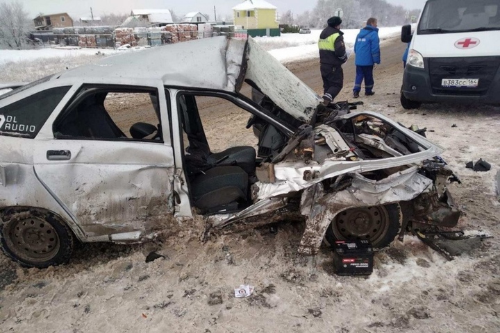 На выезде из Энгельса столкнулись КамАЗ и ВАЗ: грузовик опрокинулся, два молодых человека госпитализированы