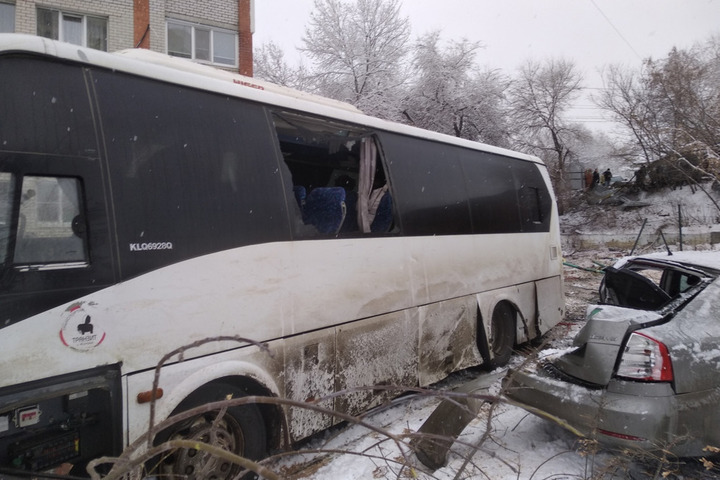 ДТП с автобусом Жирновск-Саратов. Пострадали 8 человек, смято 7 легковушек