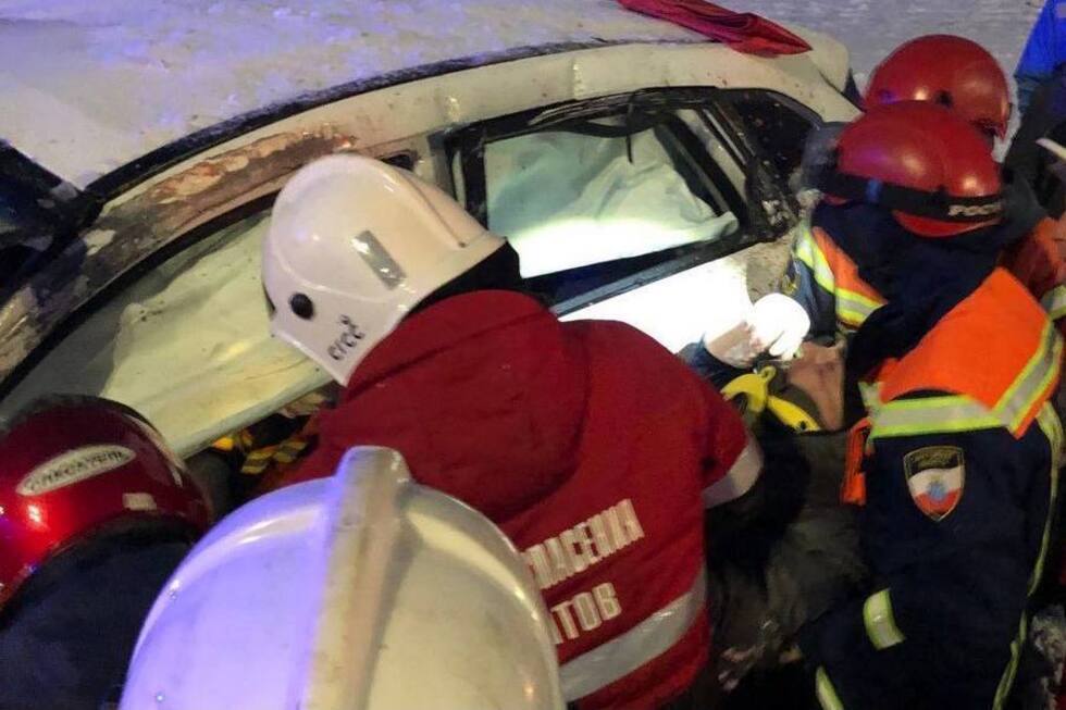 На Усть-Курдюмской водитель иномарки госпитализирован после массового ДТП с фурами
