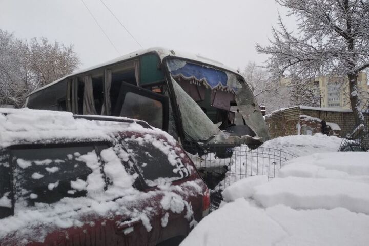 На Новоузенской автобус вылетел с дороги во двор жилого дома, проломив забор: прокуратура проверит компанию-перевозчика