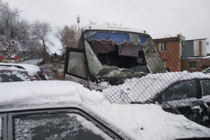 Массовая авария с участием междугороднего автобуса на Кумысной поляне. Уточнено, сколько человек остаются в больнице и в каком они состоянии