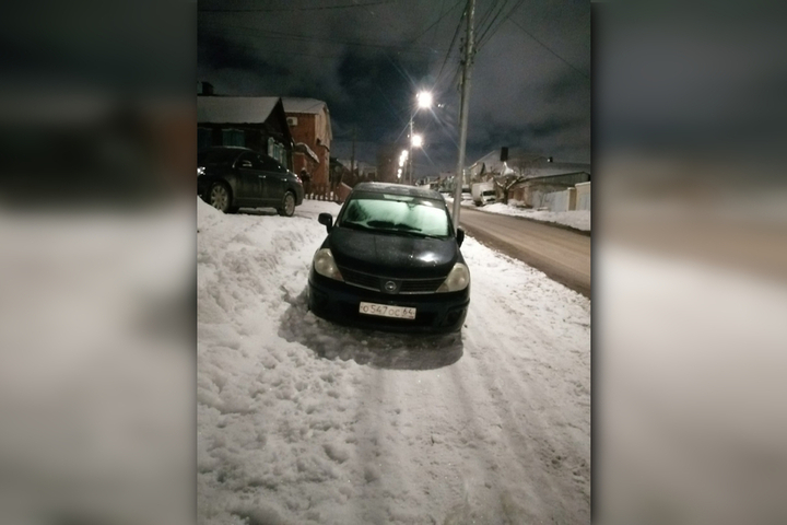 Очевидец: очередной автохам в Волжском районе паркует машину на тротуаре «ночью и днём» 