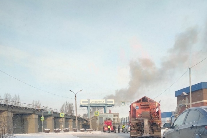 На Саратовской ГЭС в Балаково тушат пожар: проезд перекрыт