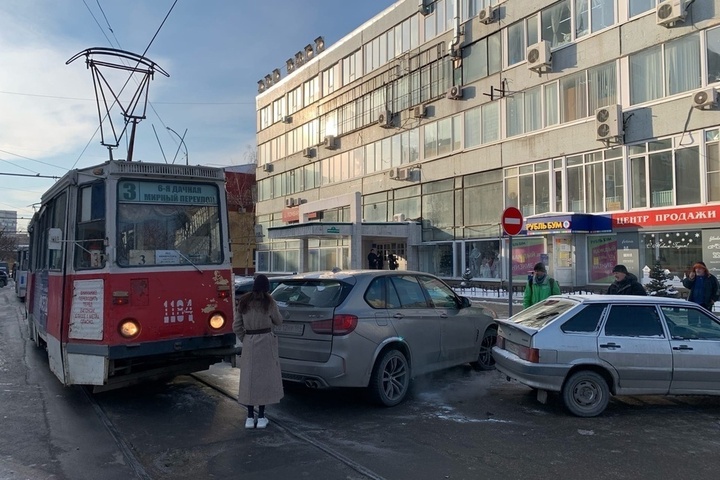 Женщина на BMW врезалась в трамвай в Мирном переулке. Движение транспорта заблокировано