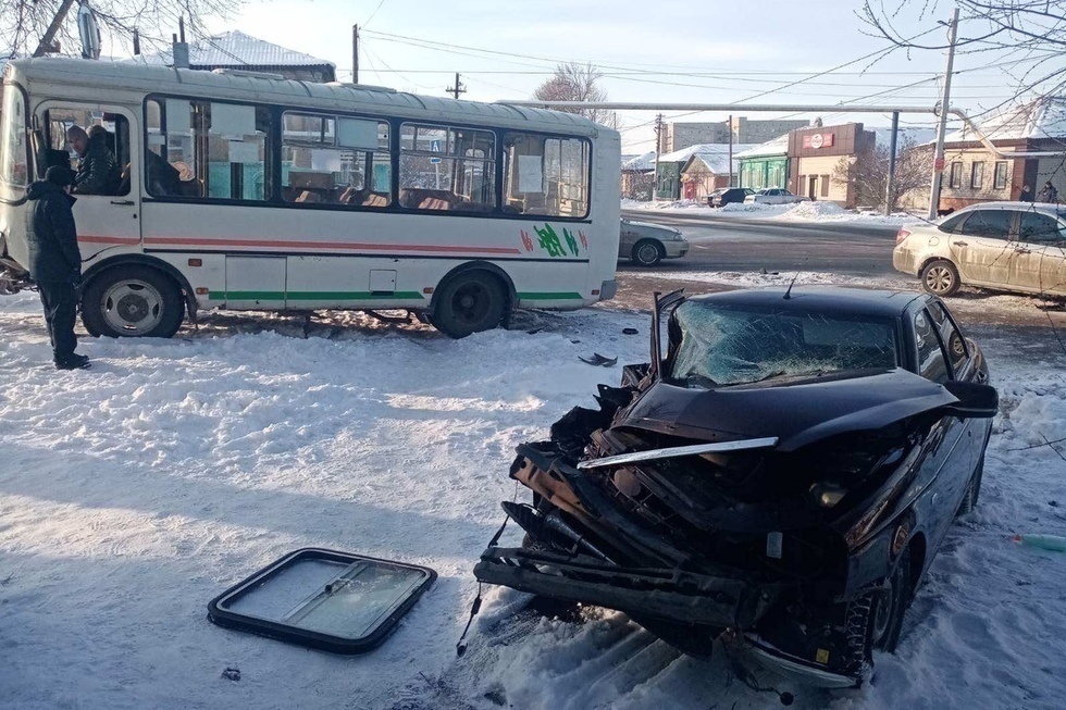 Столкновение отечественной легковушки и пассажирского автобуса: несколько человек в больнице