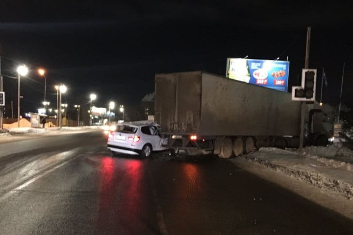 В Саратове столкнулись грузовик и BMW: мужчина в больнице