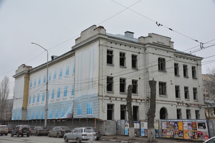 В Саратове снова решили выставить на продажу заброшенное бывшее здание-памятник 99-й школы