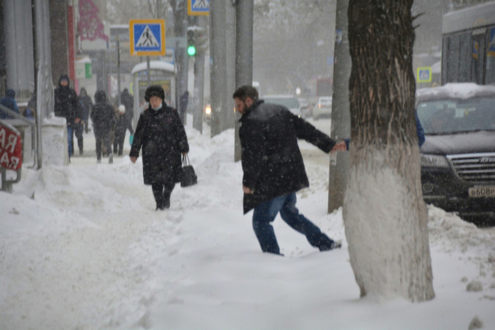 Чиновники готовятся к сильному снегопаду: коммунальные службы переведены в режим повышенной готовности, саратовцев просят не ездить по городу