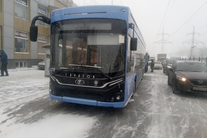 В Саратове столкнулись троллейбус и «КамАЗ»: есть пострадавшие