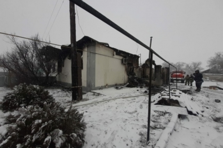 Подробности пожара в Александровом Гае: родители спасали детей из горящего дома и погибли