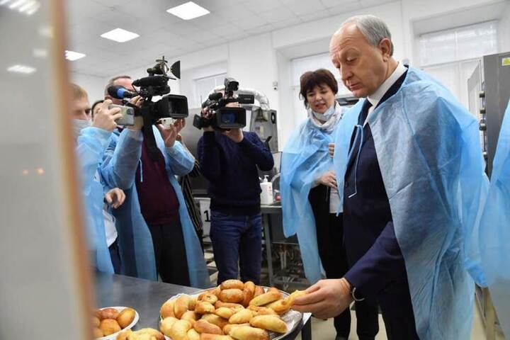 Радаев попробовал студенческие пирожки и предложил продавать их в столовой правительства, но еще ниже упал в федеральном рейтинге