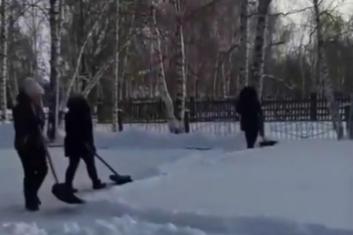 Сотрудников сельского детсада заставили чистить снег: выходка привела в ярость зампреда правительства