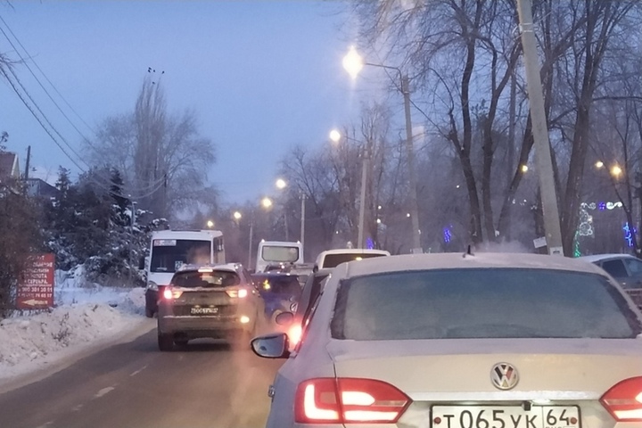 Тысячи жителей Энгельса утром застряли в огромной пробке на пути в Саратов: автохамы массово нарушают ПДД