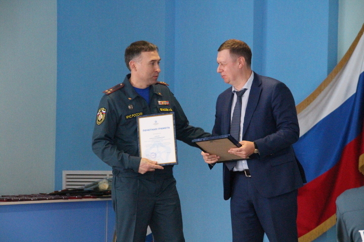 Сотрудников ГУ МЧС по Саратовской области наградили Почетными грамотами КВС