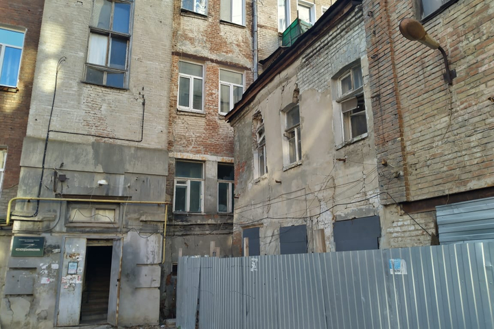 «Мы три года боролись»: в Саратове признали аварийным здание, примыкающее к дому Яхимовича
