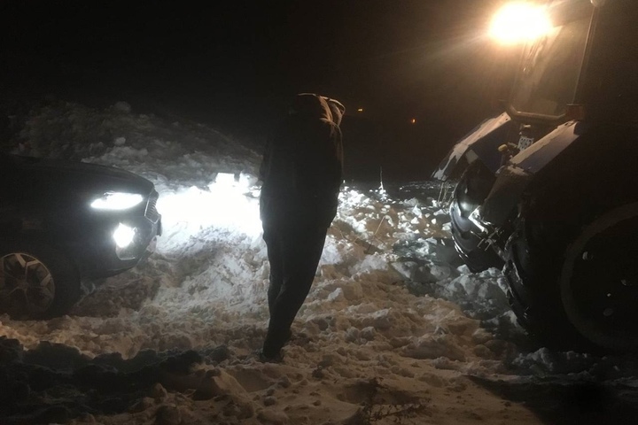Ночью в снегу застряли две машины и мерзли дети: на месте работали спасатели
