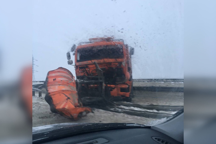 На трассе грузовик для уборки снега врезался в дорожное ограждение