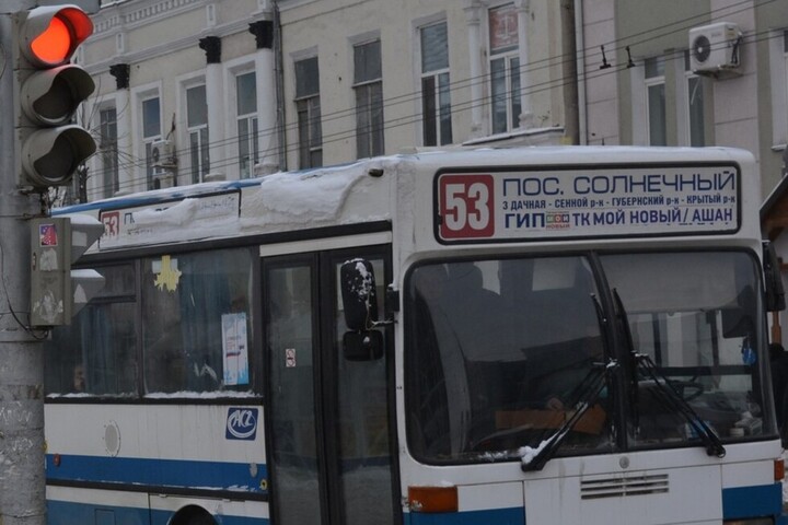 «Скоро, наверно, кидаться на пассажиров будут с монтировками»: жительница Саратова пожаловалась на водителя автобуса, обматерившего её при заминке с безналичным расчётом