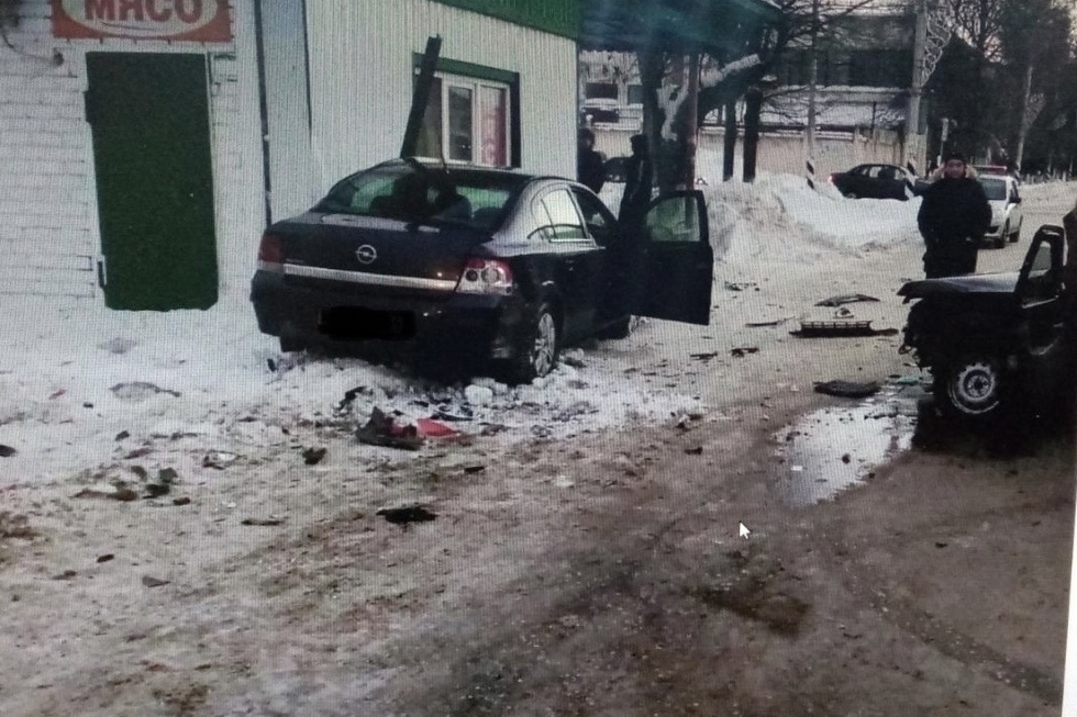 В Петровске столкнулись Opel и Lada: водителя отечественной легковушки госпитализировали