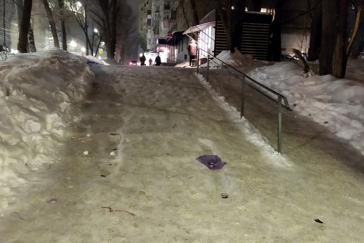 Неочищенные тротуары. После праздников саратовцы вынуждены штурмовать «Эверест» и пробираться к лицею «козьими тропами»
