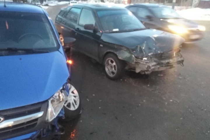 Молодой водитель попал в больницу после «встречи» «Гранты» и «двенадцатой» в Балаково