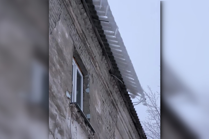 Горожане обратили внимание на угрожающую наледь на крыше дома, вдоль которого дети ходят в три школы