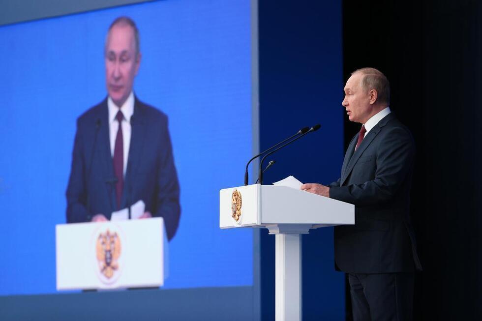 Поздравляя прокуроров с праздником, президент Владимир Путин призвал их пристальнее следить за порядком в колониях и тюрьмах