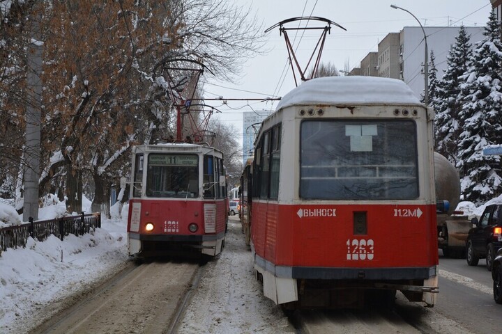 Утро в городе началось с массового простоя трамваев из-за схода с рельсов и обесточки