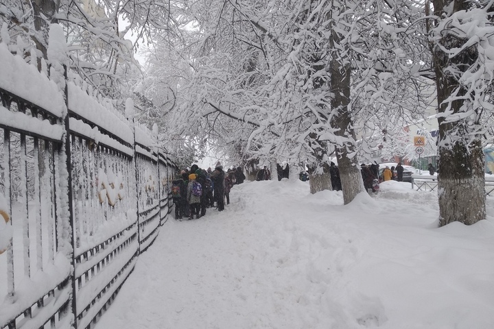 Все школы Саратова эвакуировали из-за сообщения об угрозе взрыва, детей отпустили домой
