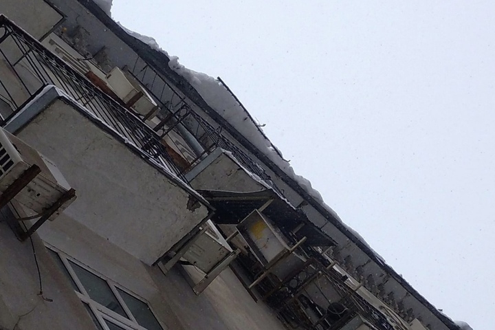 «Может упасть и на ваши головы»: из-за неочищенных крыш горожане опасаются ходить вдоль домов 
