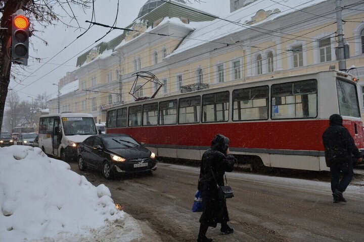 В областном центре так и не расчистили трамвайные пути: три маршрута не работают третий день