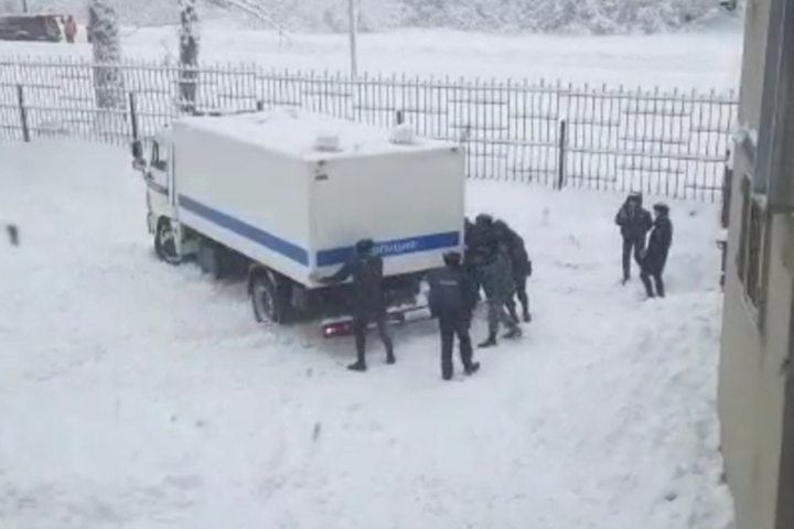 Снегопад. У здания саратовского суда конвоиры безуспешно толкали застрявший автозак