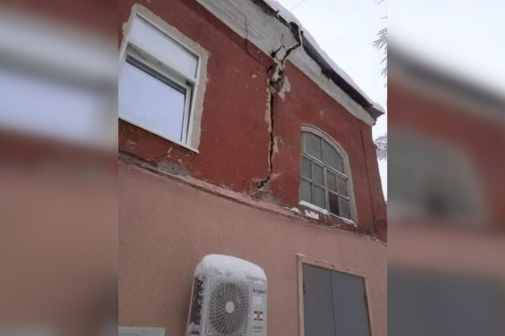 Саратовцы рассказали об аварийном доме в центре города: «Рушится на глазах»