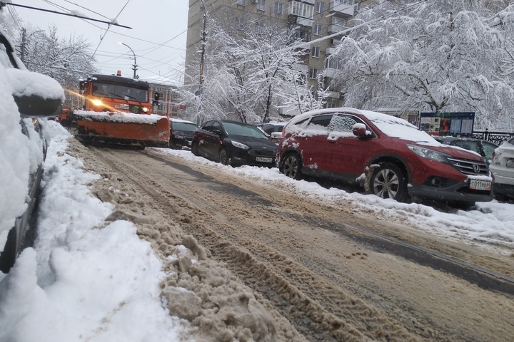 Последствия снегопадов. В Саратове на несколько часов перекроют еще несколько улиц, автомобилистам напоминают о штрафах за парковку