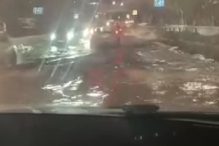 У моста Саратов-Энгельс затопило дорогу (видео)