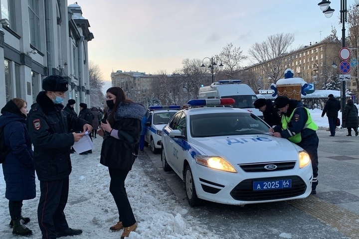 Очевидцы: в центре Саратова автолюбитель, ехавший по площади Кирова, напал на полицейского