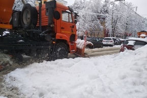В Саратове и Энгельсе для уборки снега на несколько часов запретят ездить и останавливаться на пяти улицах
