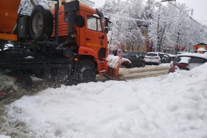 В Саратове и Энгельсе для уборки снега на несколько часов запретят ездить и останавливаться на пяти улицах