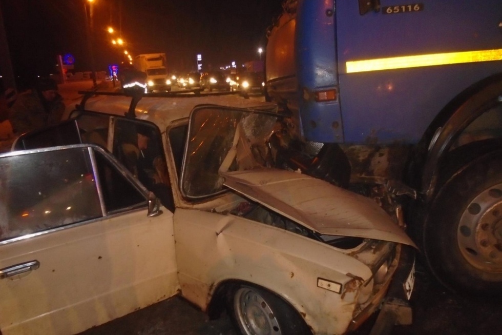 В ДТП с участием КамАЗ и трех легковых автомобилей на выезде из Энгельса пострадали трое из «шестёрки»