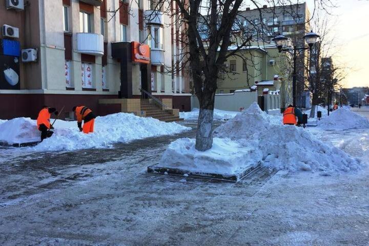 В Саратове теперь должны убирать тротуары в течение 12 часов после снегопада, сосульки — немедленно: депутаты изменили правила благоустройства